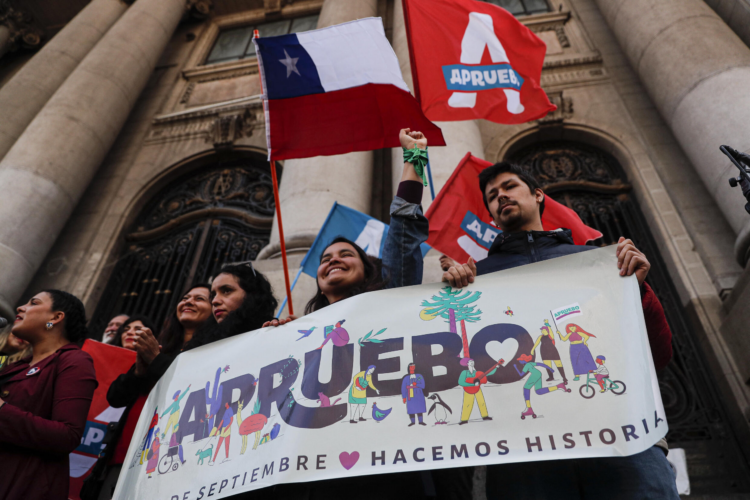 Chilenos en el extranjero votan divididos sobre propuesta de Constitución