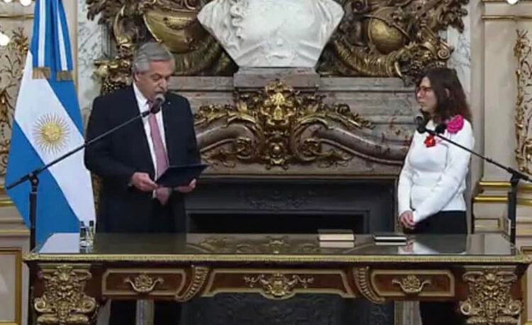 Asume nueva ministra de Economía en una Argentina llena de incertidumbres