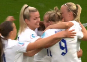 Inglaterra abre la Eurocopa femenina con triunfo y récord de público