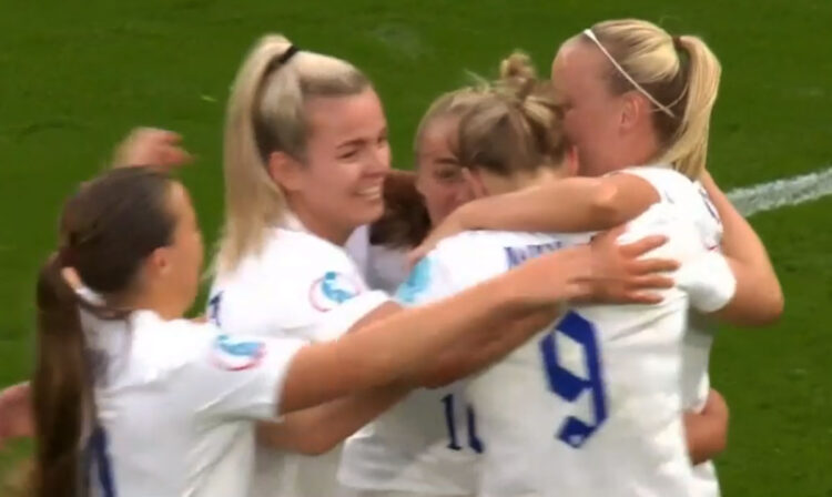 Inglaterra abre la Eurocopa femenina con triunfo y récord de público