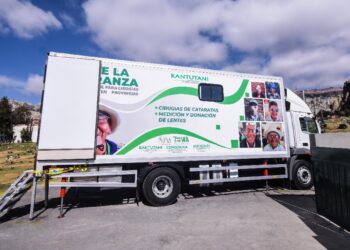 Fundación Kantutani lleva un quirófano móvil al área rural para cirugías gratuitas de cataratas