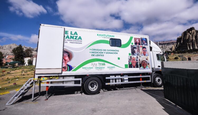 Fundación Kantutani lleva un quirófano móvil al área rural para cirugías gratuitas de cataratas