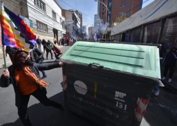 Tres aprehendidos y cinco arrestados tras hechos de violencia en marcha y contramarcha en La Paz