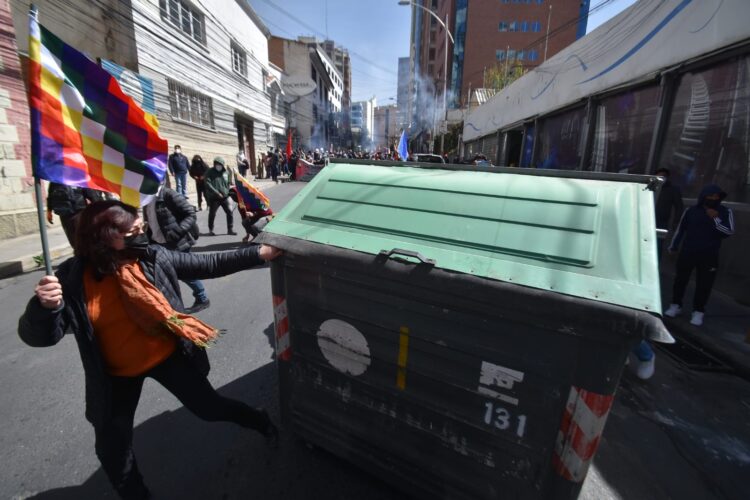Tres aprehendidos y cinco arrestados tras hechos de violencia en marcha y contramarcha en La Paz