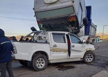 Mueren tres personas tras colisión entre volqueta y camioneta en la ruta a Copacabana