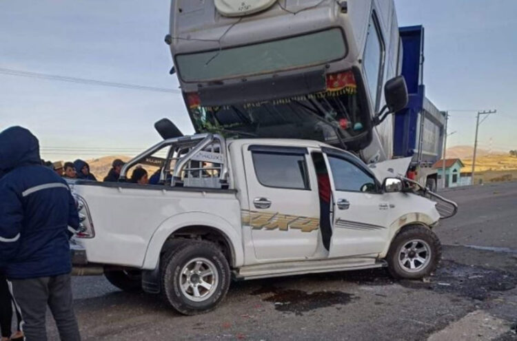 Mueren tres personas tras colisión entre volqueta y camioneta en la ruta a Copacabana