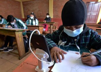 Educación instruye clases a distancia o semipresenciales en regiones con altos índices de contagio