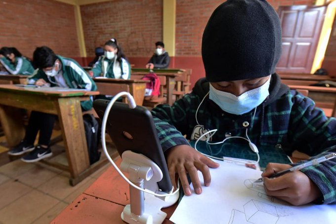 Educación instruye clases a distancia o semipresenciales en regiones con altos índices de contagio