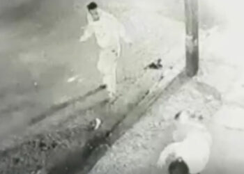 Policía ataca con patada voladora a su pareja, fue aprehendido y suspendido
