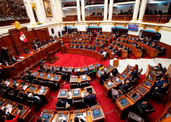 Congreso peruano archiva propuesta de referéndum sobre nueva Constitución