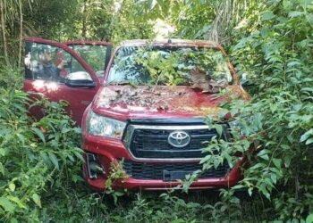 Policía halla camioneta roja robada en Chile y que era vendida en Yapacaní