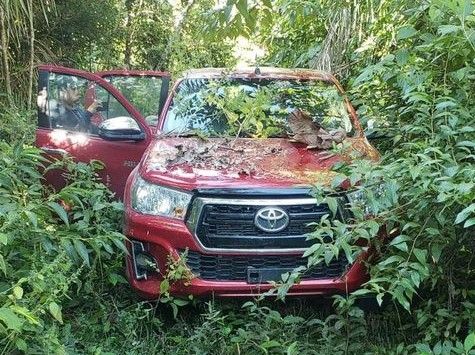 Policía halla camioneta roja robada en Chile y que era vendida en Yapacaní