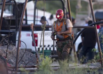 Dictan tres órdenes de detención por accidente de mina que atrapó a 10 mineros mexicanos