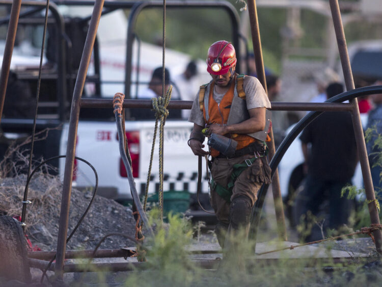 Dictan tres órdenes de detención por accidente de mina que atrapó a 10 mineros mexicanos
