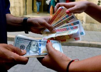 Dólar alcanza valor récord de 150 pesos en el mercado informal en Cuba