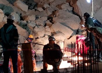 Se da por muertos a los dos obreros sepultados por caída de talud, suspenden labores de rescate
