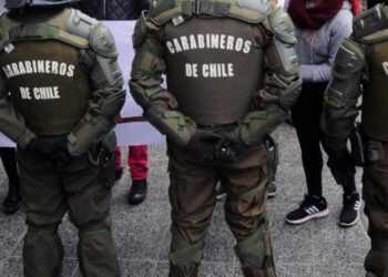 Asaltan casa de ministra de Defensa y disparan a escolta de presidente en Chile