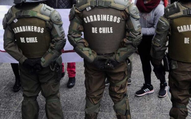 Asaltan casa de ministra de Defensa y disparan a escolta de presidente en Chile