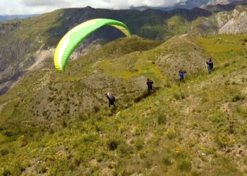 Luto y dolor por la muerte de un parapentista en Sorata