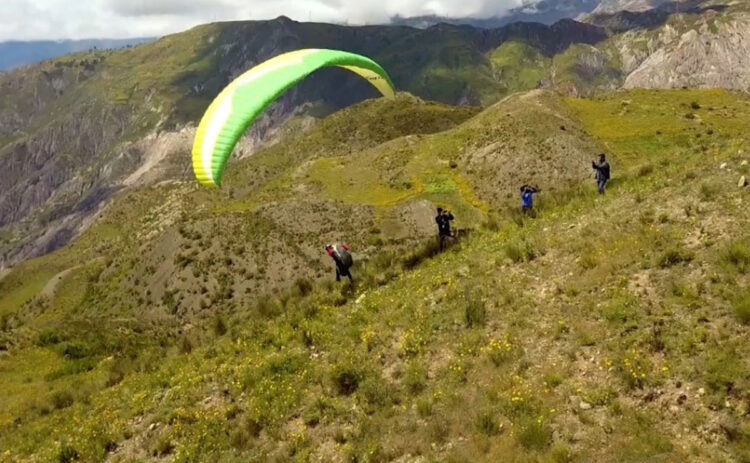 Luto y dolor por la muerte de un parapentista en Sorata