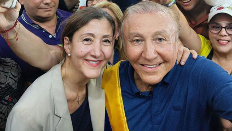 Íngrid Betancourt renuncia a presidenciales de Colombia y apoya a empresario en ascenso