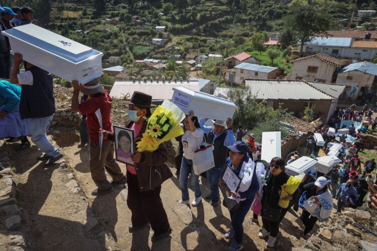 Víctimas del ‘carnicero de los Andes’ son sepultadas 37 años después en Perú