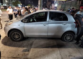 Tensión e incidentes fuera de reunión del Censo en Santa Cruz por presencia de dos policías de civil en ‘vehículo sospechoso’