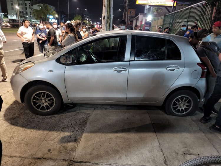 Tensión e incidentes fuera de reunión del Censo en Santa Cruz por presencia de dos policías de civil en ‘vehículo sospechoso’