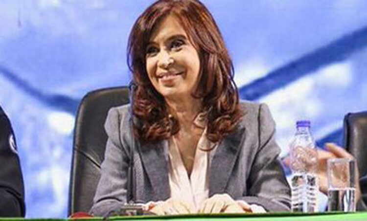 Fiscal pide 12 años de cárcel e inhabilitación política para Cristina Fernández