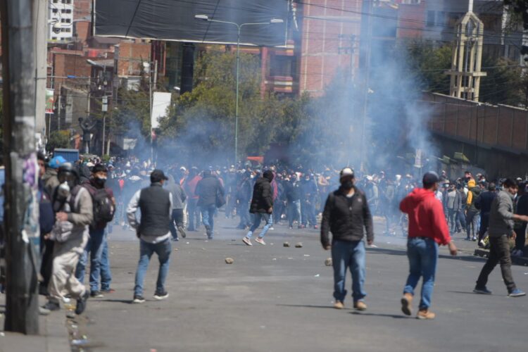 En otra jornada de conflicto por mercado paralelo, Adepcoca de Alanes llama a Asamblea y marcha ‘con pañuelos blancos’ para el jueves