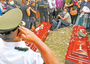 Familias de policías asesinados piden justicia y desconfían por contradicciones