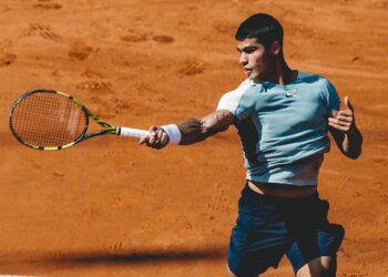 Alcaraz sobrevive en su estreno en Hamburgo, Schwartzman cae eliminado