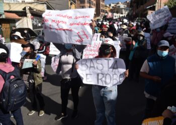 Madres marchan por billetera móvil en el subsidio, el Gobierno lo descarta