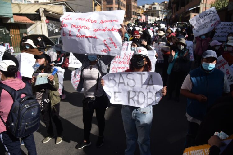 Madres marchan por billetera móvil en el subsidio, el Gobierno lo descarta