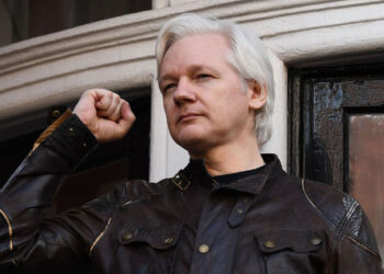 Ciclistas salen a la calle en apoyo a Julian Assange en México