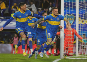 Boca sale a la caza del líder Atlético Tucumán tras ganar el superclásico argentino