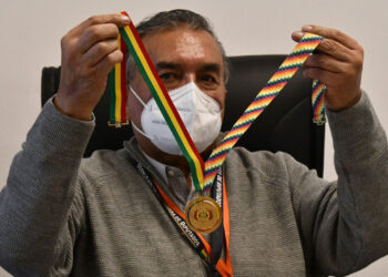 Diputados estrenarán medallas en ‘oro esmaltado’ este 6 de agosto en Sucre; Mamani defiende su uso y compra