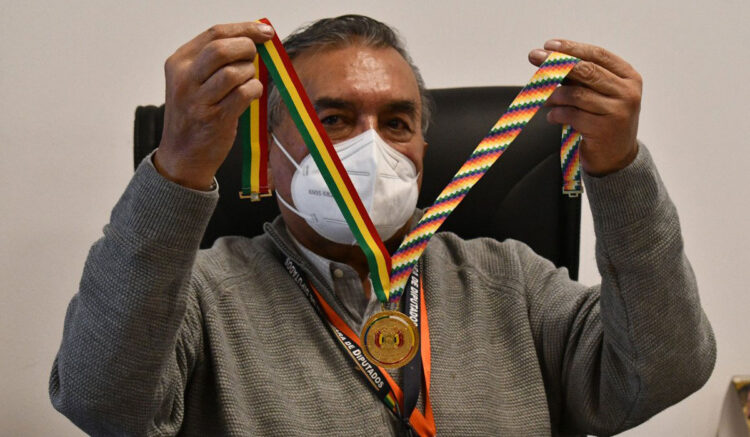 Diputados estrenarán medallas en ‘oro esmaltado’ este 6 de agosto en Sucre; Mamani defiende su uso y compra