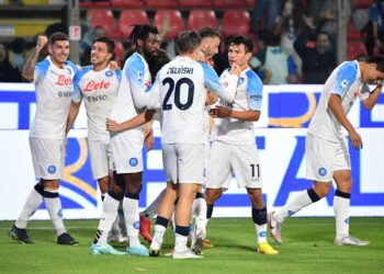 Nápoles sufre para golear a Cremonese y es líder en solitario