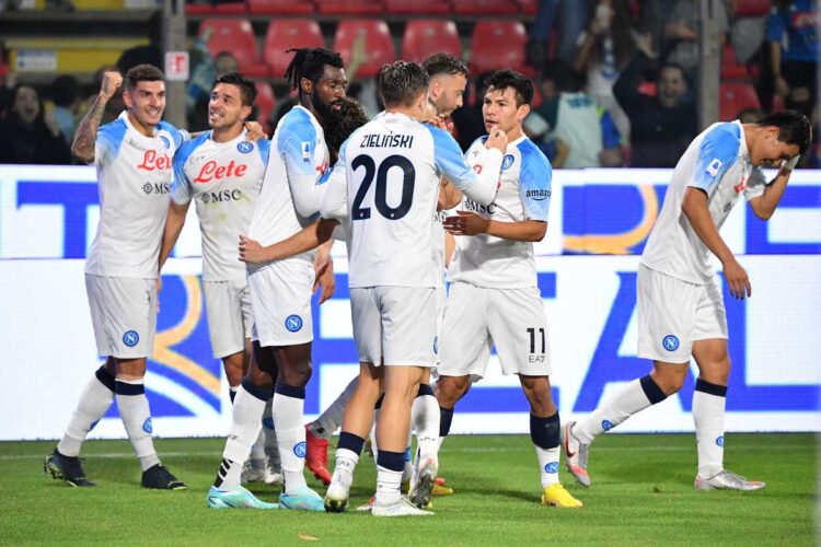 Nápoles sufre para golear a Cremonese y es líder en solitario