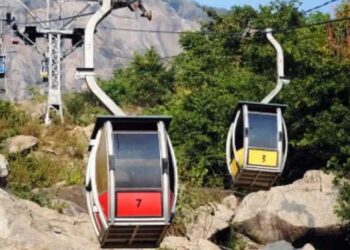 Un muerto y decenas de personas bloqueadas por un accidente de un teleférico en India