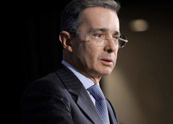 Jueza de Colombia allana el camino para enjuiciar al expresidente Uribe