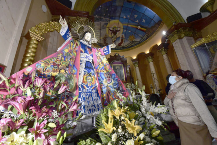 El Señor del Gran Poder luce un manto con danzas