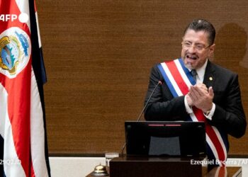 Rodrigo Chaves asume presidencia de Costa Rica con la promesa de ‘reconstruir’ la economía