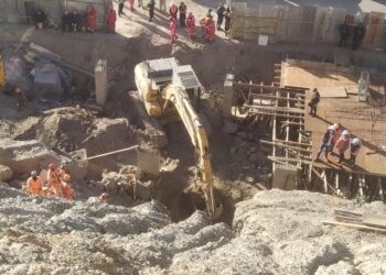 Rescatan sin vida a uno de los dos obreros que quedaron sepultados por caída de talud en La Paz