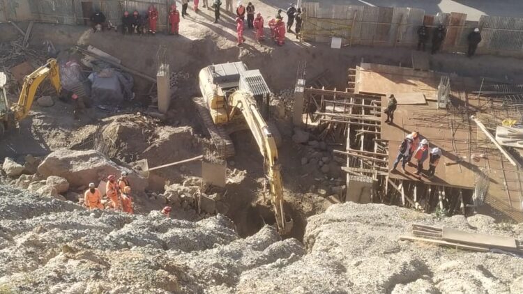Rescatan sin vida a uno de los dos obreros que quedaron sepultados por caída de talud en La Paz