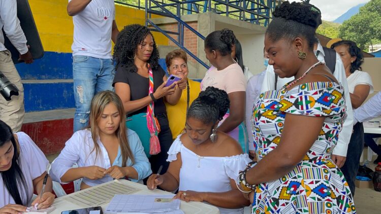 Colombia cierra votación presidencial y comienza conteo preliminar