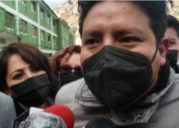 La Fiscalía decide imputar al gobernador Quispe tras ser descubierto en su despacho con latas de cerveza