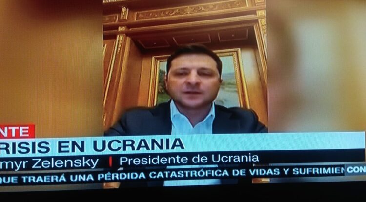 Presidente ucraniano dice que Rusia ataca infraestructura militar y puestos fronterizos
