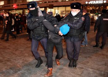 Más de 800 detenidos en Rusia en protestas contra la guerra en Ucrania